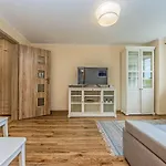 Victus Bright With Parking By Renters شقة